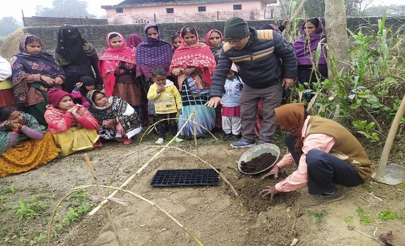 Participants practicing to prepare a nursery in the home garden training_Palhinandan 5