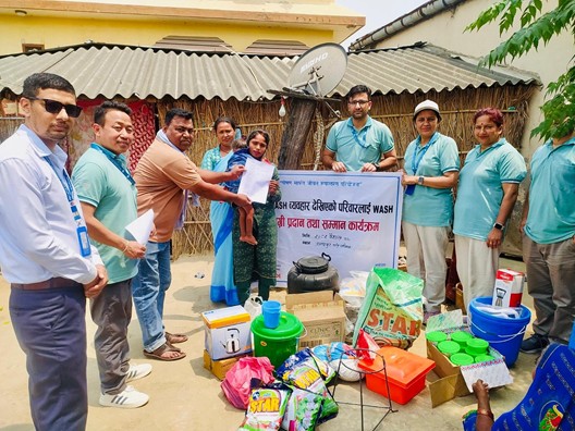 Simran Yadav of Pratappur_6 receiving appreciation materials from acting chairperson